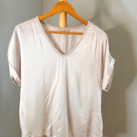 Elegant Cream Blouse - Picture 1 of 4